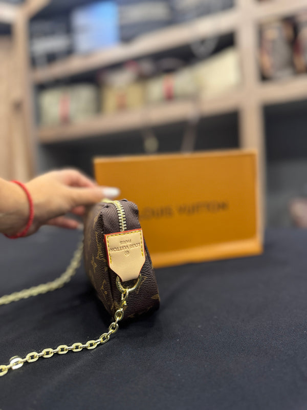 Louis Vuitton mini pochette (quality A+)