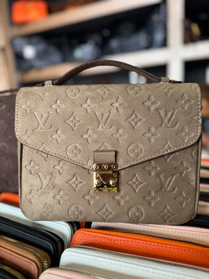 Louis Vuitton Pochette Métis Suede
